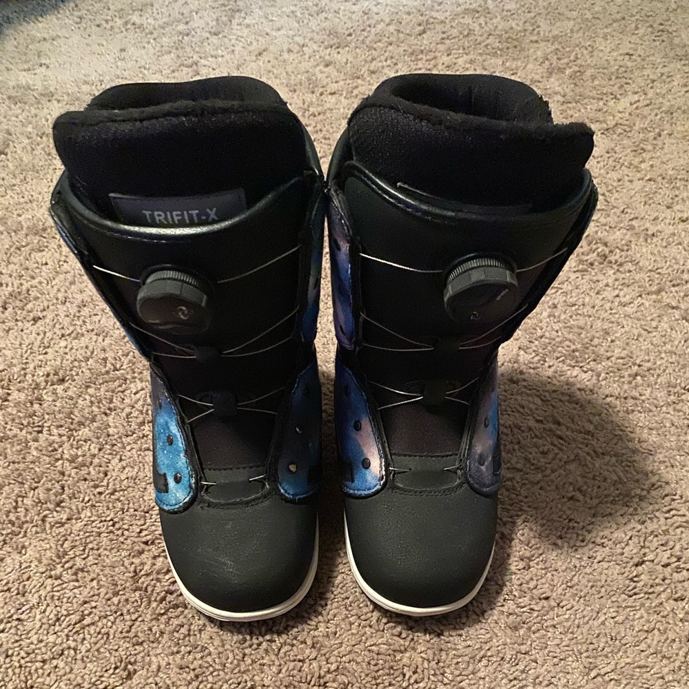 LIKE NEW Vans snowboarding boots